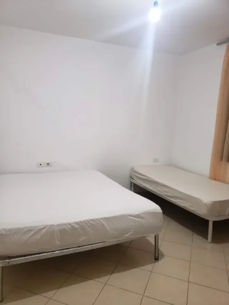 Tirane, jepet me qera 80 m² 400 Euro (Kopshti Botanik)