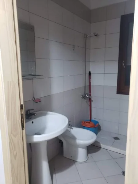 Tirane, jepet me qera 80 m² 400 Euro (Kopshti Botanik)