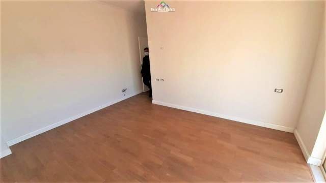 Tirane, jepet me qera zyre Kati 6, 130 m² 600 Euro (Stacioni I Trenit)