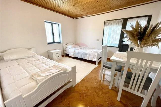 Tirane, jepet me qera apartament 3+1+A+BLK Kati 4, 219 m² 450 Euro (Rruga e Dibres)