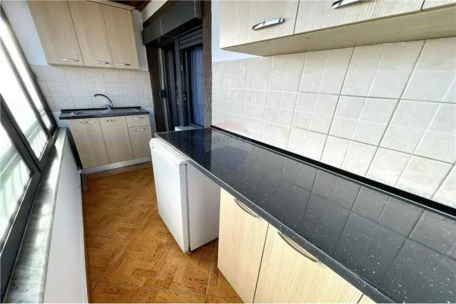 Tirane, jepet me qera apartament 3+1+A+BLK Kati 4, 219 m² 450 Euro (Rruga e Dibres)