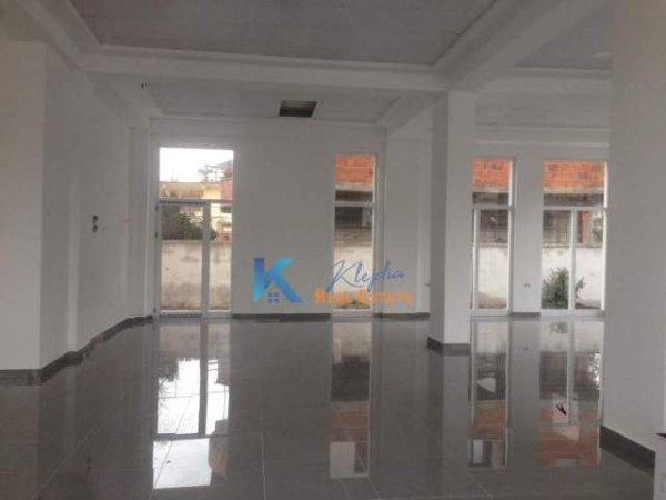 Tirane, shitet dyqan Kati 0, 140 m² 238.000 Euro (Rruga Besa)