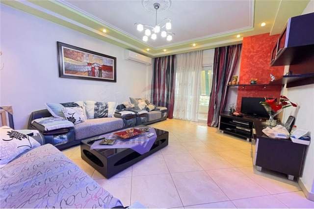 Tirane, jepet me qera apartament Kati 3, 118 m² 450 Euro (Eleonora)