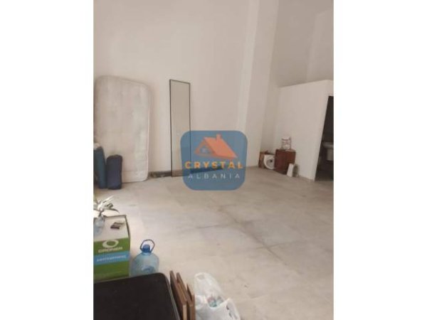 Tirane, jepet me qera dyqan Kati 1, 55 m² 600 Euro (Rruga Barrikadave)