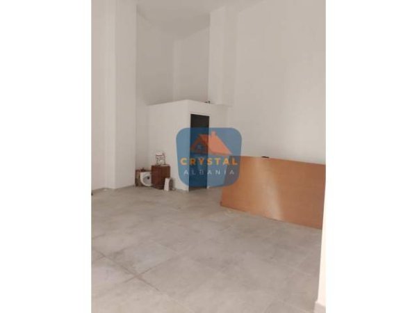 Tirane, jepet me qera dyqan Kati 1, 55 m² 600 Euro (Rruga Barrikadave)