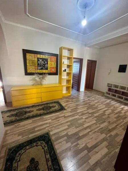 Tirane, jepet me qera Vile 4+1+BLK Kati 3, 180 m² 350 Euro (Yzberisht)