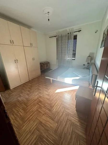 Tirane, jepet me qera Vile 4+1+BLK Kati 3, 180 m² 350 Euro (Yzberisht)