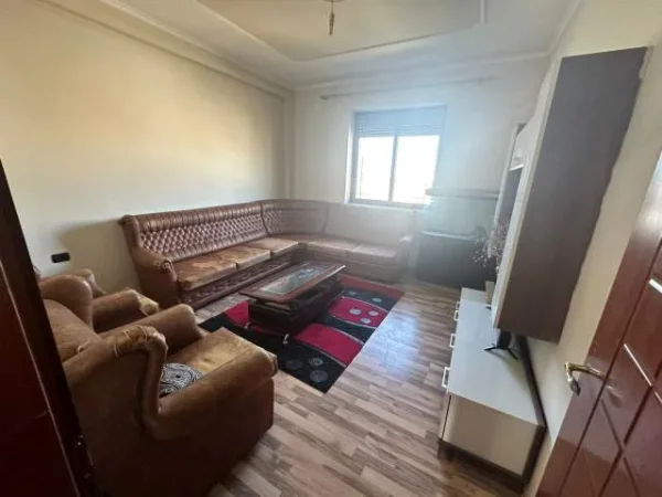 Tirane, jepet me qera Vile 4+1+BLK Kati 3, 180 m² 350 Euro (Yzberisht)