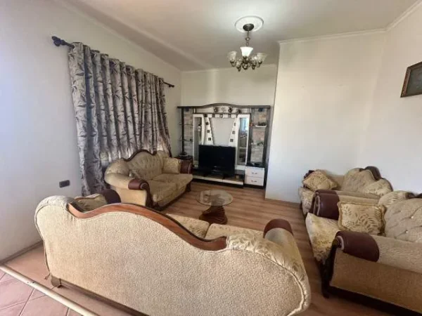 Tirane, jepet me qera Vile 4+1+BLK Kati 3, 180 m² 350 Euro (Yzberisht)