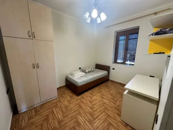 Tirane, jepet me qera Vile 4+1+BLK Kati 3, 180 m² 350 Euro (Yzberisht)