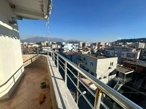 Tirane, jepet me qera Vile 4+1+BLK Kati 3, 180 m² 350 Euro (Yzberisht)