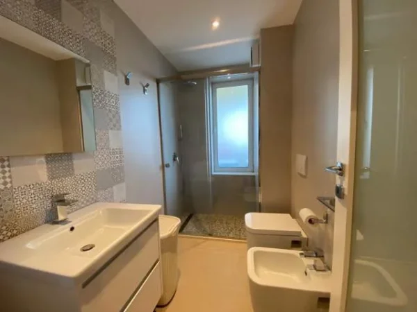 Tirane, jepet me qera apartament 2+1+BLK Kati 7, 98 m² 800 Euro (Rruga e Barikdave)