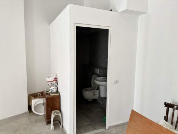 Tirane, jepet me qera ambjent biznesi Kati 0, 55 m² 600  (Rruga Barrikadave)