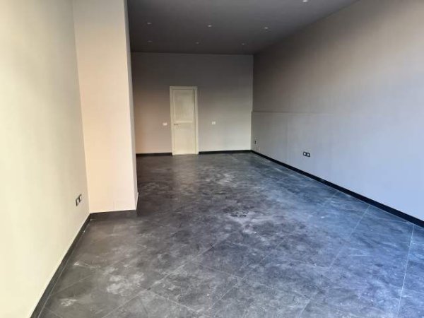 Tirane, jepet me qera ambjent biznesi Kati 0, 51 m² 600 Euro (Rruga Barrikadave)