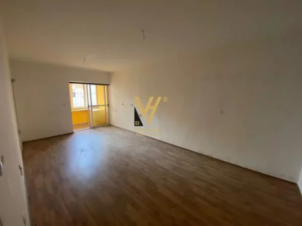Tirane, jepet me qera zyre Kati 1, 120 m² 800 Euro (BLLOKU)