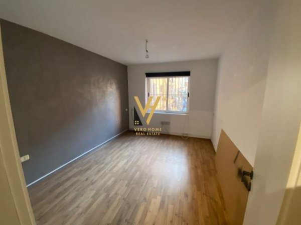 Tirane, jepet me qera zyre Kati 1, 120 m² 800 Euro (BLLOKU)