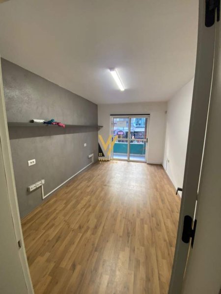 Tirane, jepet me qera zyre Kati 1, 120 m² 800 Euro (BLLOKU)