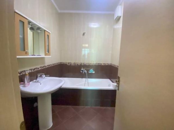 Tirane, jepet me qera apartament 2+1 Kati 3, 100 m² 550 Euro (Rruga Jordan Misja Tirana, Albania)