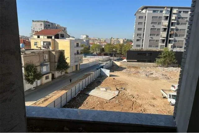 Tirane, jepet me qera ambjent biznesi Kati 1, 73 m² 450 Euro