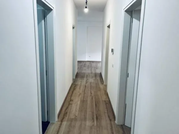 Tirane, ofert 100 m² 1.500 Euro (Air Albania)