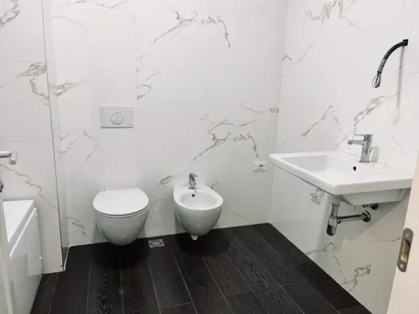 Tirane, ofert 100 m² 1.500 Euro (Air Albania)