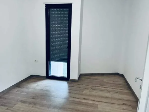 Tirane, ofert 100 m² 1.500 Euro (Air Albania)