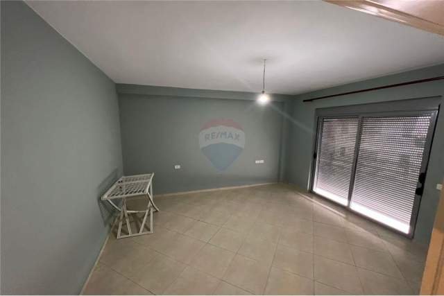 Tirane, jepet me qera apartament 2+1 Kati 8, 65 m² 250 Euro