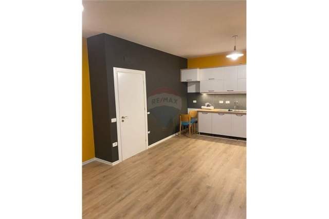 Tirane, jepet me qera apartament 2+1 Kati 8, 75 m² 250 Euro