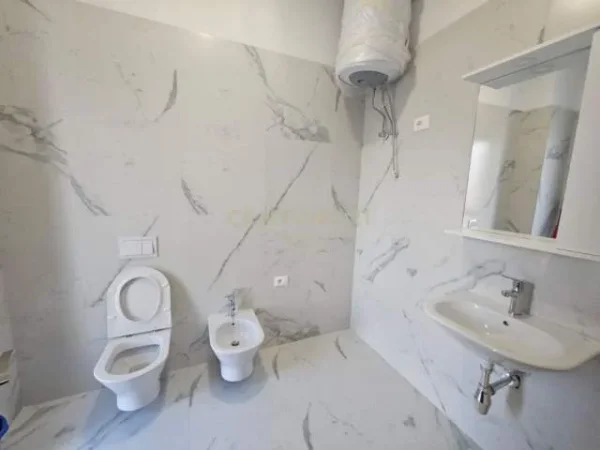 Tirane, jap me qera apartament 2+1 112 m² 800 Euro