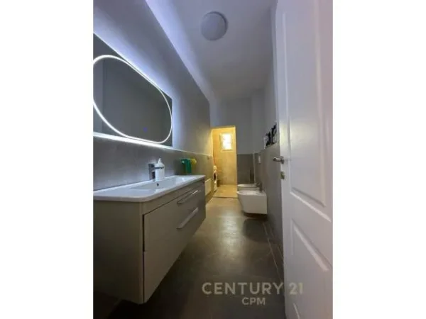 Tirane, jepet me qera apartament 88 m² 800 Euro (qender)