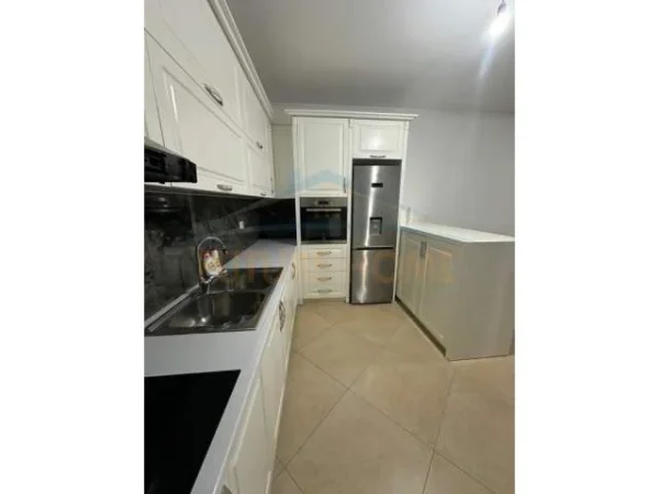 Tirane, jepet me qera apartament 2+1+A+BLK Kati 5, 110 m² 450 Euro (astir)