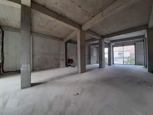 Tirane, jepet me qera ambjent biznesi Kati 1, 160 m² 3.000 Euro (Rruga Barrikadave)