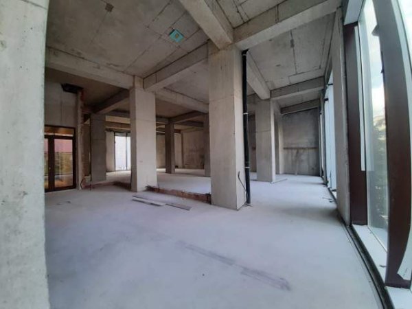 Tirane, jepet me qera ambjent biznesi Kati 1, 160 m² 3.000 Euro (Rruga Barrikadave)