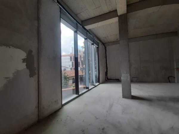 Tirane, jepet me qera ambjent biznesi Kati 1, 160 m² 3.000 Euro (Rruga Barrikadave)