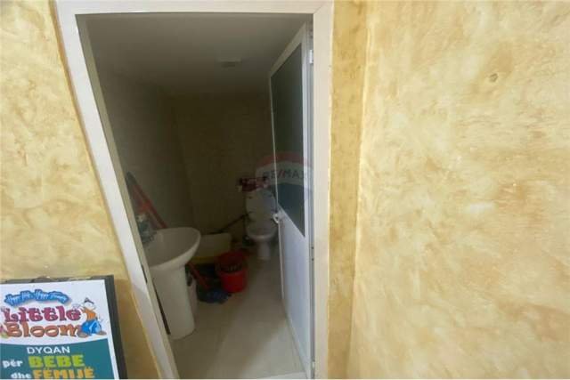 Tirane, jepet me qera dyqan Kati 0, 63 m² 400 Euro (Unaza e Re)