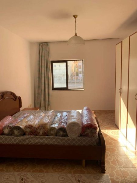 Tirane, jepet me qera apartament 2+1+BLK Kati 3, 120 m² 500 Euro (komuna e parisit ,prane caffe de paris)