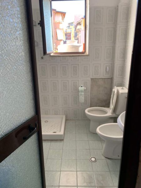 Tirane, jepet me qera apartament 2+1+BLK Kati 3, 120 m² 500 Euro (komuna e parisit ,prane caffe de paris)