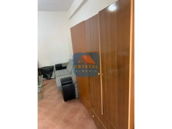 Tirane, jepet me qera apartament 1+1 Kati 1, 40 m² 23.000 Leke (Vilat Amerikane)