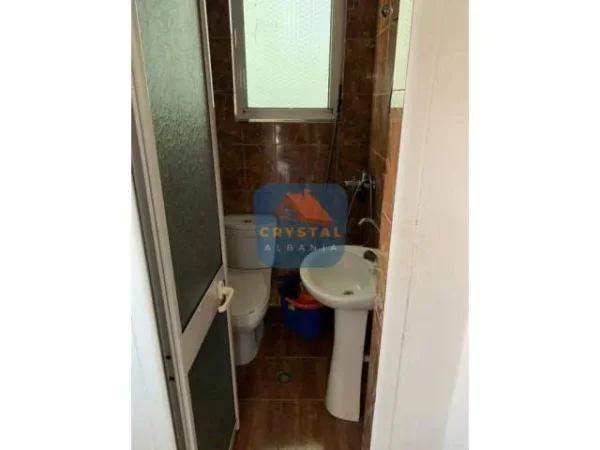 Tirane, jepet me qera apartament 1+1 Kati 1, 40 m² 23.000 Leke (Vilat Amerikane)