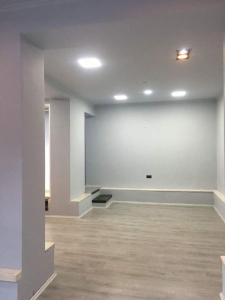 Tirane, jepet me qera ambjent biznesi Kati 0, 60 m² 100.000 Leke