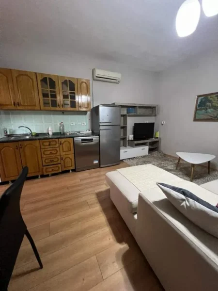 Tirane, jepet me qera apartament 2+1 Kati 2, 450 Leke (Vila Gold)