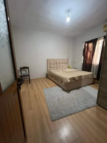 Tirane, jepet me qera apartament 2+1 Kati 2, 450 Leke (Vila Gold)