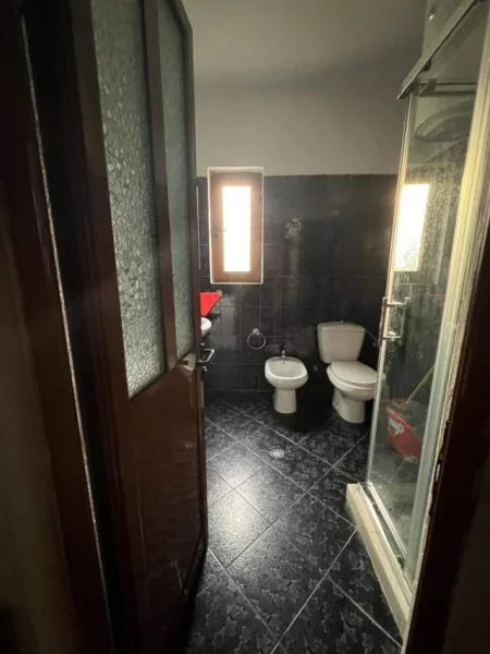 Tirane, jepet me qera apartament 2+1 Kati 2, 450 Leke (Vila Gold)