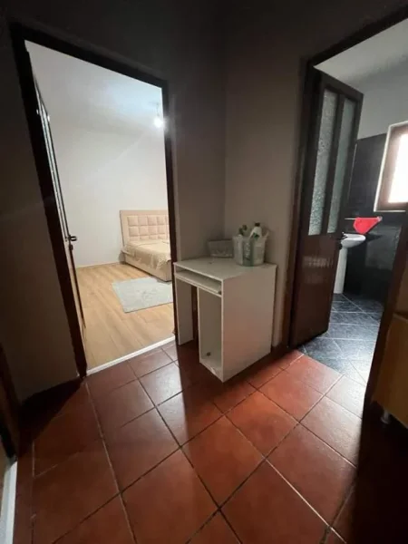 Tirane, jepet me qera apartament 2+1 Kati 2, 450 Leke (Vila Gold)