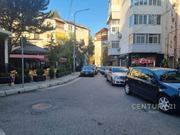 Tirane, jepet me qera lokal 175 m² 2.000 Euro (garda)