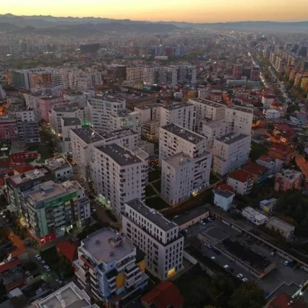 Tirane, jepet me qera apartament Kati 4, 97 m² 50.000 Leke (Kompleksi Kontakt)