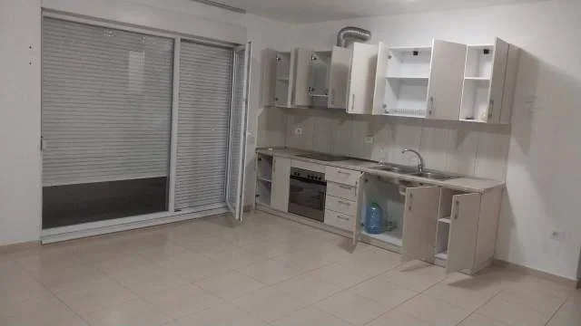 Tirane, jepet me qera apartament Kati 4, 97 m² 50.000 Leke (Kompleksi Kontakt)