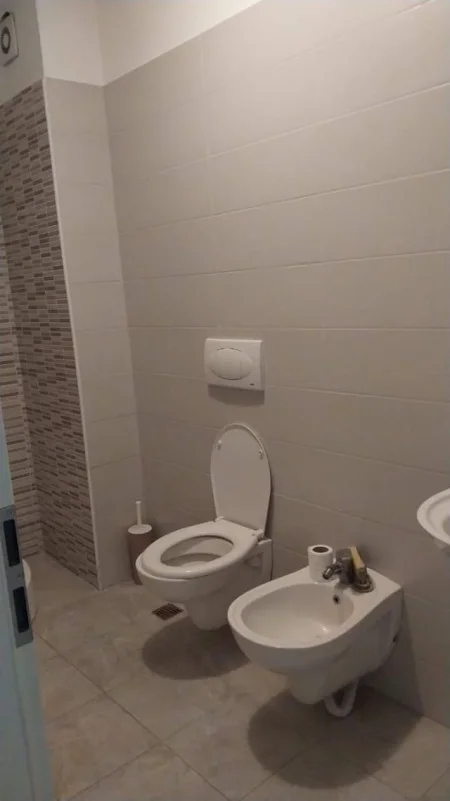 Tirane, jepet me qera apartament Kati 4, 97 m² 50.000 Leke (Kompleksi Kontakt)