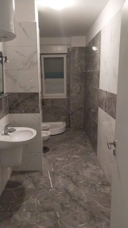Tirane, jepet me qera apartament Kati 4, 97 m² 50.000 Leke (Kompleksi Kontakt)