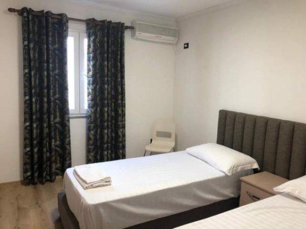 Tirane, jepet me qera garsonier 1+1 Kati 2, 30 m² 300 Euro (Rr Kavajes)